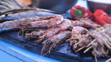 街头美食节上烹制的美味海鲜佳肴，包括虾类