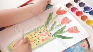 女孩用花瓶里的纸<strong>花画</strong>，用水彩颜料画。