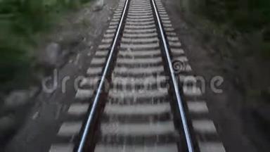 火车在铁路上穿过乡村. 沿着铁路<strong>行驶</strong>。 货物列车在铁路上快速<strong>行驶</strong>