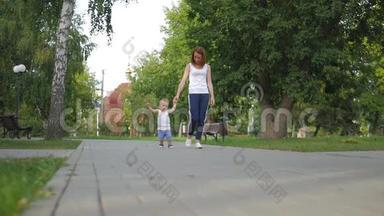 妈妈和儿子在<strong>公园里散步</strong>。 小男孩在夏天<strong>公园</strong>的第一步。 小男孩和妈妈在<strong>公园散步</strong>`
