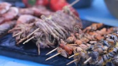 街头美食节上烹制的美味海鲜佳肴，包括虾、章鱼贻贝和