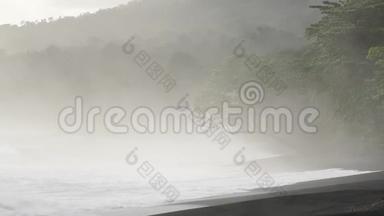 <strong>清晨</strong>薄雾中的沙滩。 曼谷国家公园的黑沙火山海滩。 曼谷海岸的<strong>清晨</strong>雾霭