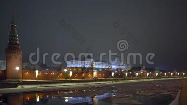 克里姆林宫的墙。 上面有红星的塔。 莫斯科河上覆盖着冰。 冬季
