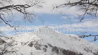 有雪山的美丽冬季景观.. 冬天的场景。 雪山山峰，丘陵，山谷，斜坡和森林.. 景观