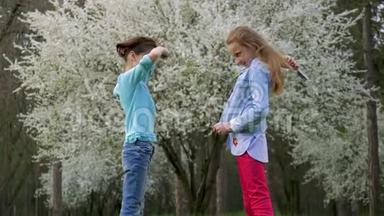 美丽的春天，两个可爱的微笑女朋友做发型绽放的花园。 美容美发护理