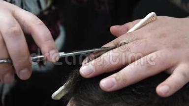 男人在理发店或发廊`发型和理发。 整理头发。 理发店。 男士理发师