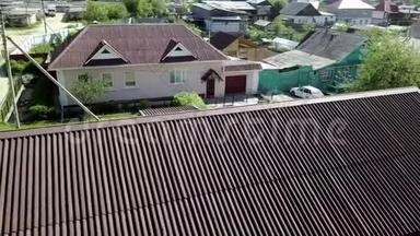 村庄背景新屋顶覆盖。 库存录像。 村屋背景新屋脊俯视图