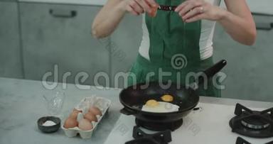 一个女孩把鸡蛋放进锅里，耐心地等待他们做饭。 4k