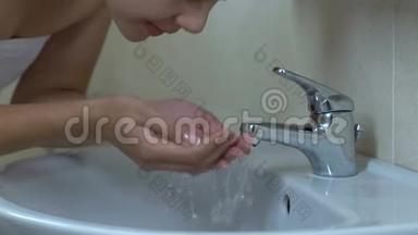 女人早上在浴室洗脸，<strong>清爽</strong>的水，护肤