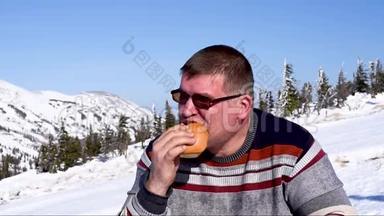 滑雪场的人在冬季在滑雪场吃野餐，天气晴朗