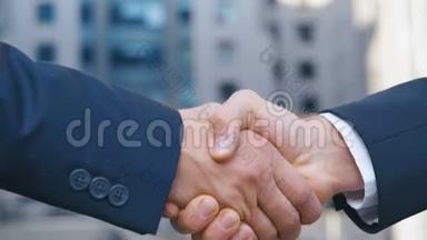在商务中心后台，与穿着商务服的高级<strong>管理人</strong>员握手，握手