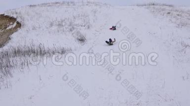 十几岁的女孩骑着白色的雪山，笑。 圣诞节假期。 冬季运动会。 慢动作