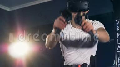 一个穿着VR护目镜的人在他面前移动着想象中的空间。 虚拟现实耳机玩游戏<strong>360</strong>..