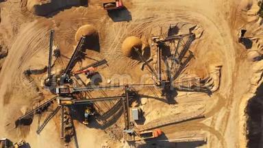 4K. 重型机械作业过程中大型采砂场的鸟瞰图：分选输送机、推土机、挖掘机、卡车