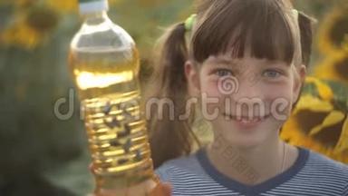 女孩拿着一瓶植物油，站在田野里向日葵。 农业、有机<strong>食品</strong>和健康<strong>食品</strong>