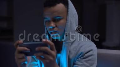 黑人青少年在手机上玩电子游戏，对<strong>心理健康</strong>和视力有危害