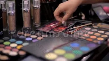 化妆师在美容院给客户化妆，里面有很多漂亮而优质的化妆品。