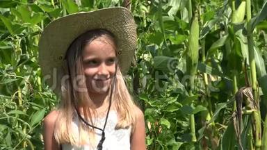 农民儿童在康菲尔德，微笑女孩面对户外，儿童在农业领域