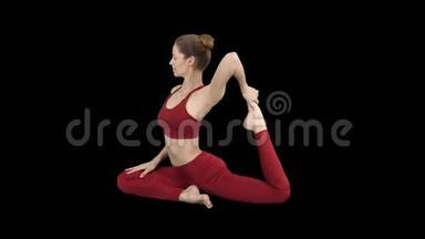 美丽的年轻女子瑜伽或普拉提锻炼一条腿的国王鸽子姿势，ekapadarajakapotasana，阿尔法频道