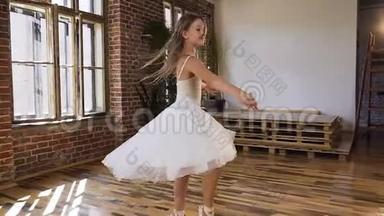 优雅的年轻芭蕾舞演员穿着白色连衣裙，图图和尖角鞋表演芭蕾舞。 年轻的芭蕾舞演员做不同的事