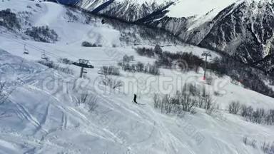 一个人在滑雪电梯附近的滑雪板上自由活动，空中拍摄的画面是4k