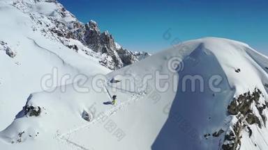 极限运动，一个人高速从滑雪板上的一座大山上<strong>自由行</strong>走，空中拍摄的画面是4k