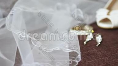 <strong>新娘</strong>的面纱、鞋子、手镯和耳环