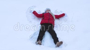 女孩在冬天<strong>的</strong>白雪上展示<strong>雪天</strong>使。 孩子在玩雪。 圣诞节假期