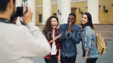 各地的外国游客正在拍照，摆姿势拍照，尽情地拥抱和欢笑