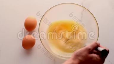 将鸡蛋放在大理石桌上的碗中，作为自制食品平躺、顶景食品品牌视频平躺和