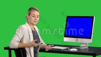 年轻漂亮的女士在对着镜头说话，在电脑屏幕上显示一些东西，绿色屏幕，Chroma