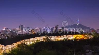 首尔市将首尔塔和旧墙夜景，韩国。