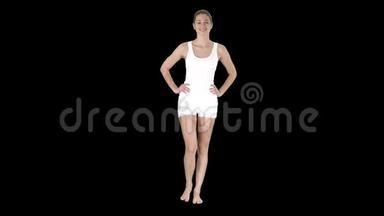 穿着白色内衣的健康活泼的女孩<strong>赤脚走路</strong>，双手放在臀部，阿尔法频道