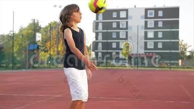 白种人外表的小男孩在户外<strong>踢</strong>足球。 他<strong>踢</strong>足球很有趣。
