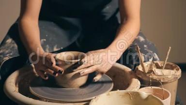 女子双手托着壁壶，用陶泥在圆圈上雕刻出来.