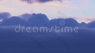 蓝色蓬松的蓬松云，美丽地<strong>滚过</strong>天堂。 4K时程