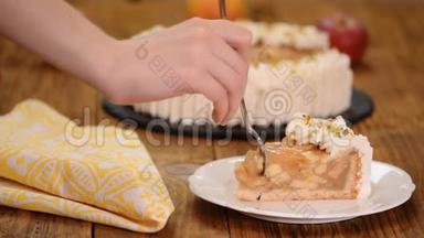 苹果奶油蛋糕从短糕点与奶油蛋糕在家庭厨房。 盘子里的苹果派。 自制烘焙