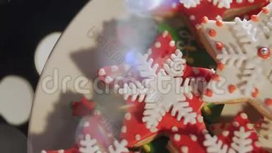 桌子4k上各种圣诞甜点的特写。 盘子里的圣诞饼干。 作为寒假的一部分