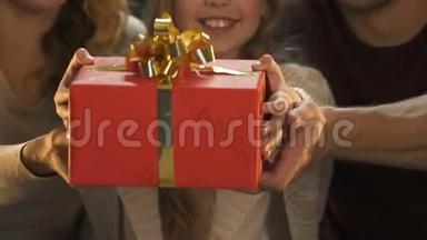 家庭展示礼品盒，圣诞节慈善活动，为孤儿做礼物