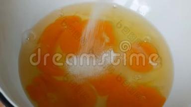 碎蛋黄和蛋清放在碗里，糖倒在上面，以备将来做馅饼用