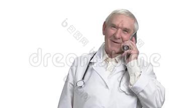 英俊的老医生和他的一个病人<strong>通电</strong>话。
