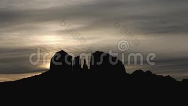 塞多纳岩形成后的神秘太阳和云