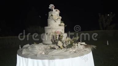 婚礼蛋糕顶部的特写和详细的糖霜。 行动。 户外婚礼蛋糕