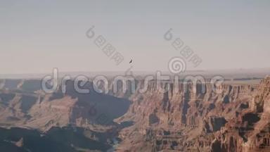 令人惊叹的<strong>大鹰</strong>全景背景拍摄飞越壮丽的<strong>大</strong>峡谷国家公园美国史诗般的阳光视野。