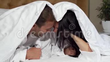 快乐的成熟夫妻快乐地笑着，躺在床上