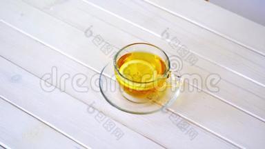 酒杯与中国传统茶和<strong>柠檬片</strong>在白色桌子上。