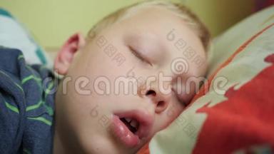 肖像。 那个男孩正张大嘴巴睡着. 因感冒而不呼吸的孩子的鼻子。