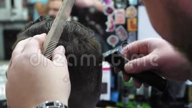 男人在<strong>理发店</strong>或发廊`发型和理发。 整理头发。 <strong>理发店</strong>。 男士理发师