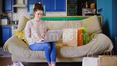 女人坐在沙发上，在网上聊天。 女人在网上购物。