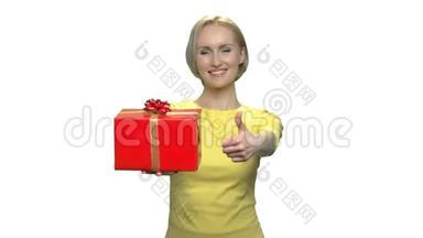 女人展示礼品盒和拇指向上。